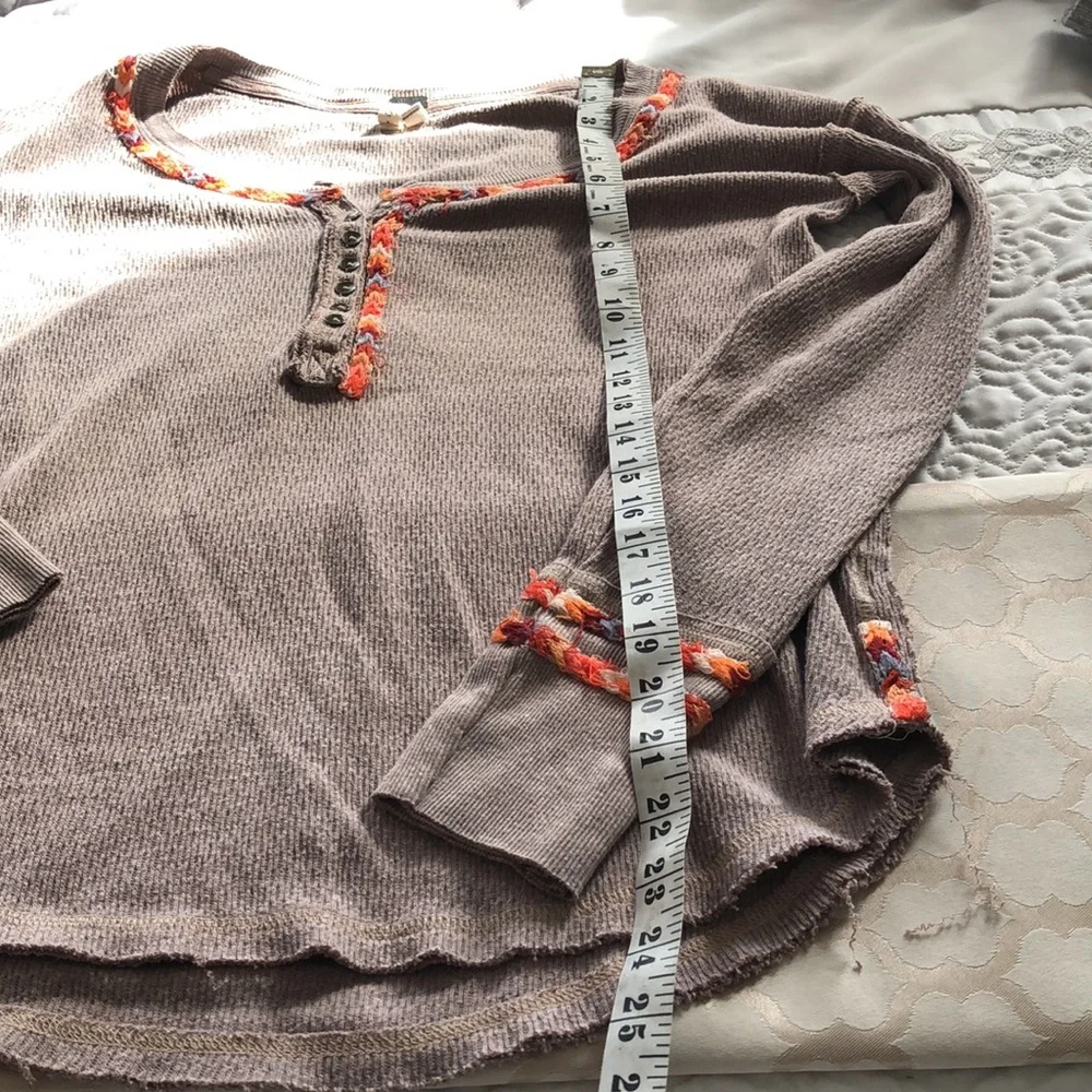 ☘️ Host Pic☘️ We The Free sweater/top embroidered cuffs and neckline Size Small - Picture 4 of 7